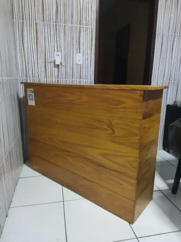 Balcão de madeira envernizada com gaveta