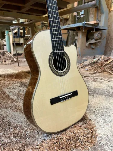 Violão de Luthier (todo sólido).