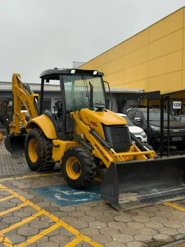 Retroescavadeira New holland B90B Ano 2011 4x4 Impecável Pneus novos