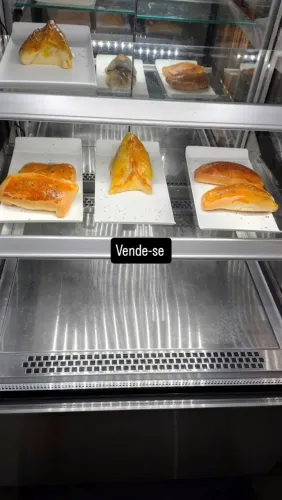 Vitrine refrigerada e estufa de salgado