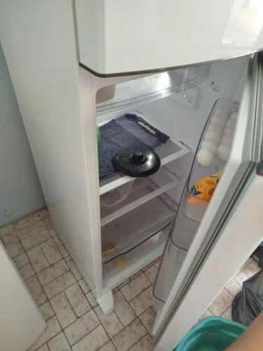 Geladeira nova à venda, usada por 2 semanas.