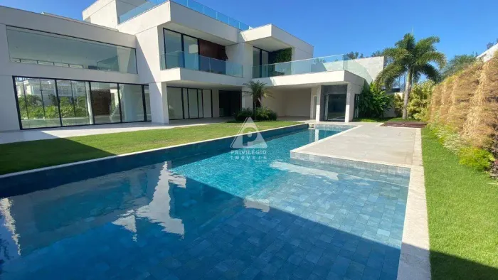 Maravilhosa casa contemporânea à venda no Condomínio Malibu, na Barra da Tijuca, com terre
