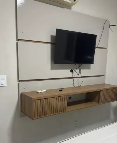 Rack suspenso suporta Tv de até 50 polegadas