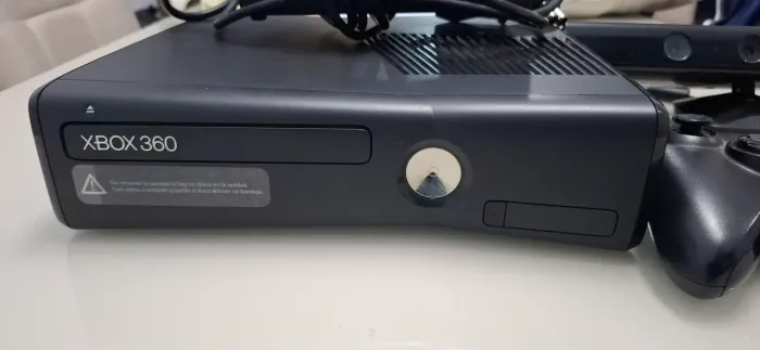 Xbox 360 super conservado + 26 jogos originais.