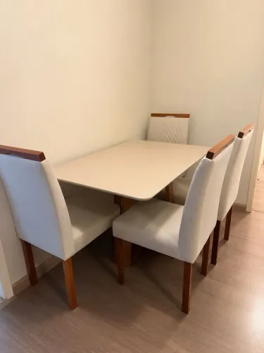 Mesa de Jantar 4 Cadeiras Estofadas - Tampo Laqueado