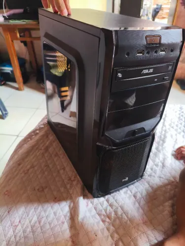 Vendo um gabinete com lateral de acrílico