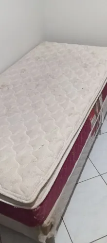 Vendo cama de solteiro box
