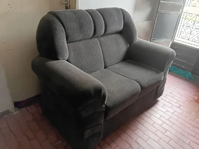 Vende-se um sofá de 3 e dois lugares
