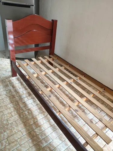 Uma cama de solteiro 