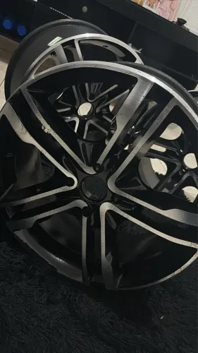 Kit de rodas aro 17 novas sem detalhes , (quatro furos)?
