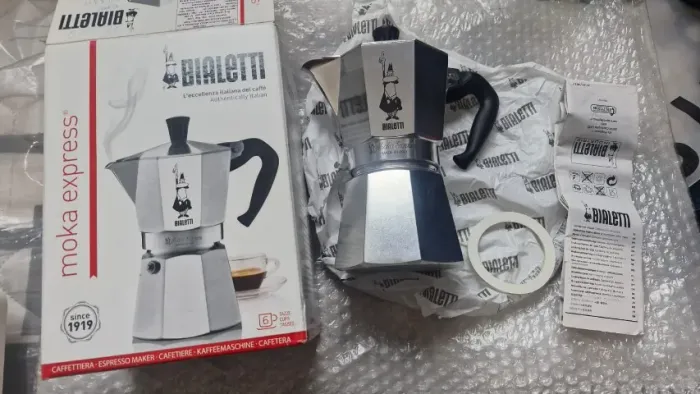 L279) Cafeteteira Moka Express Bialetti 6 xicaras