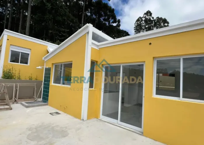 Casa à venda no centro de Gonçalves-MG