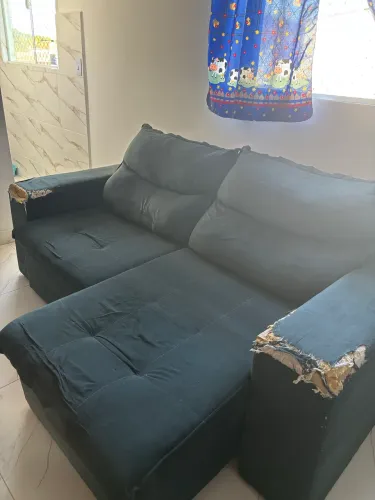 sofá de sala quatro lugares que puxa com detalhes
