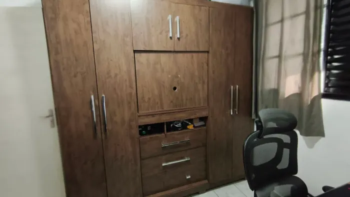 Guarda roupa 4 portas e 3 gavetas! Suporte de tv e espelho