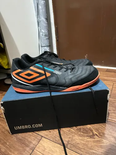 UMBRO PRO 5 CLUB PRETA/LARANJA TAM 42