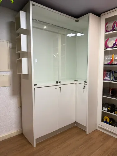 Armário Vitrine Planejada em MDF com Vidro Temperado - Excelente Estado