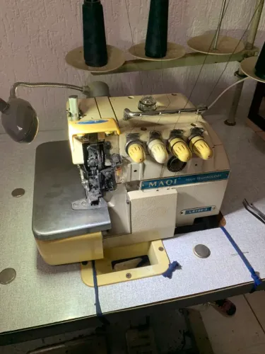 Máquina de costura overloque ponto cadeia