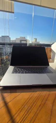 MacBook Pro 15 2016 Touch Bar i7 16GB SSD 256GB revisado com carregador