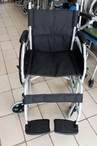CADEIRA DE RODAS DOBRÁVEL EM EXCELENTE ESTADO