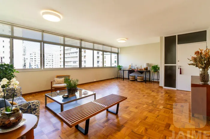 Apartamento reformado com 150 m2 bem distribuídos, 3 dormitórios e 1 vaga