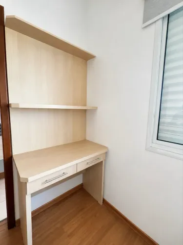 Escrivaninha com painel para TV