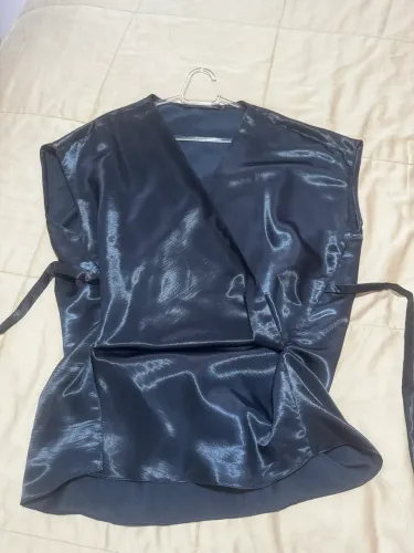 Conjunto blusa e saia transpassada Sacada azul marinho cetim