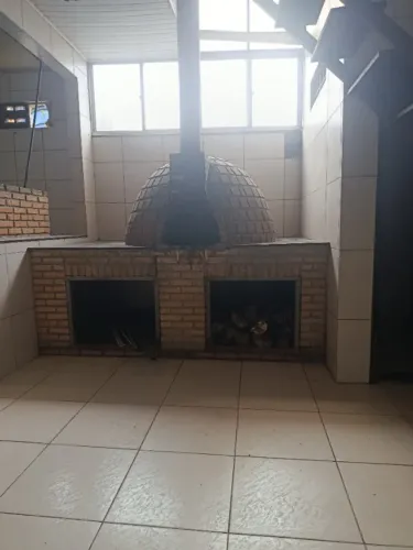 Excelente ponto com cozinha ampla e forno de pizza em região de alto fluxo.