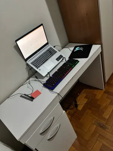 escrivaninha 1 gaveta e 1 porta branco semi nova