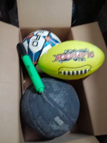 Bolas basquete,  salão e futebol americano +a bomba de encher. Por apenas 80 reais