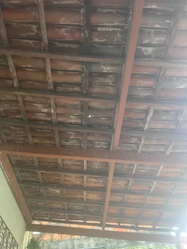 Vendo telhado completo com as madeiras.