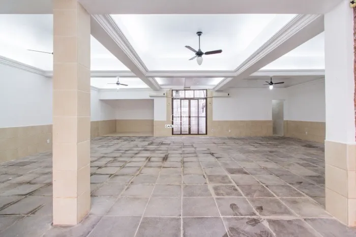 Excelente sala térrea para locação no Menino Deus