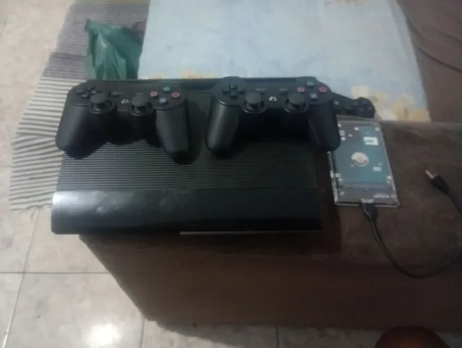 Vendo PS3 super slim desbloqueado vem com 1 controle junto