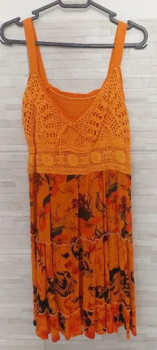 Vestido floral curto em crepe,com bojo  trabalhado em crochê , forrado somente no bojo.