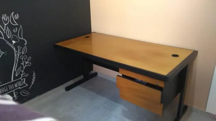 Mesa de escritório grande (vai com módulo vertical de brinde)