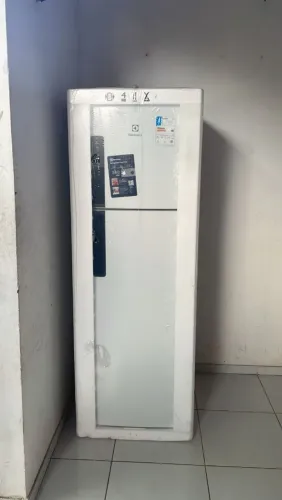 Geladeira nova na caixa