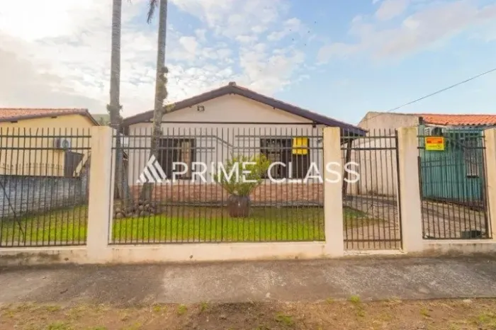 Casa Térrea 4 Dormitórios, sendo 1 Suíte, 3 vagas, Bairro Harmonia - Canoas/RS. Estuda daç