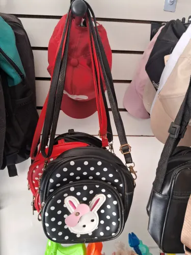 BOLSAS INFANTIS, BONÉS E MOCHILAS