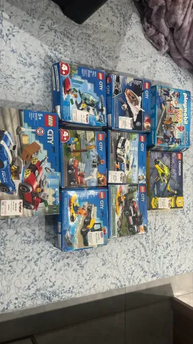 Conjunto de legos e um playmobil.