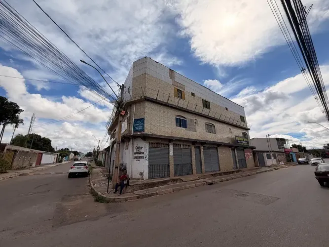 Prédio com 13 kitnets e 3 lojas comerciais.