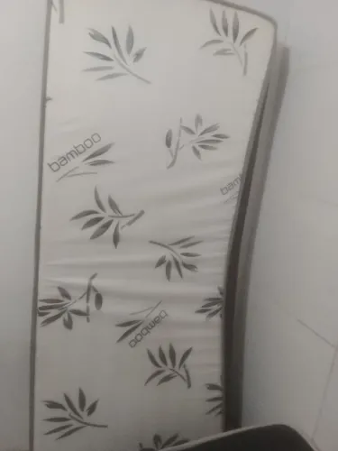 Colchão ortobom novo e cama seme nova. $ 200 tudo. Vim buscar no jacitinho, prox feirinha