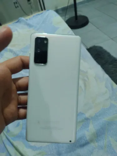 Carcaça de um Galaxy s20 fe