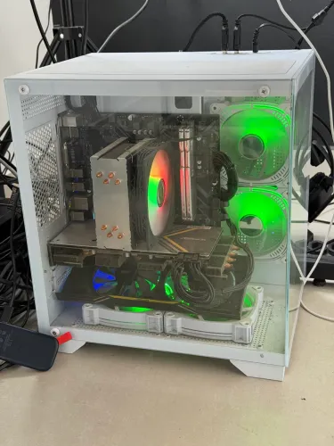 Computador com duas telas novas 