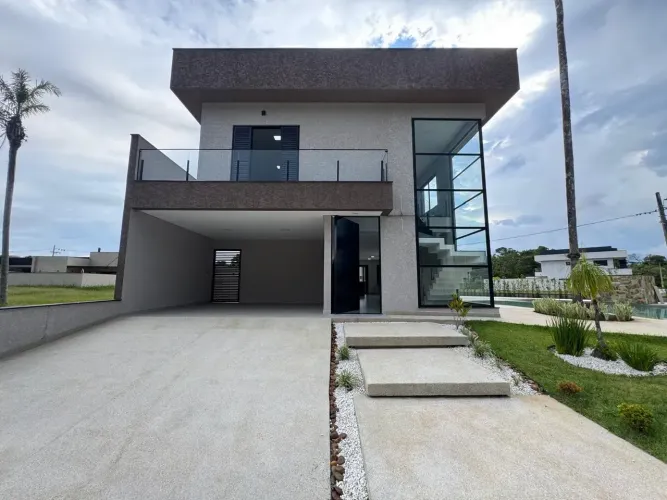 Casa de alto padrão em condomínio fechado, lado praia a 2000 metros do mar, com 4 quartos