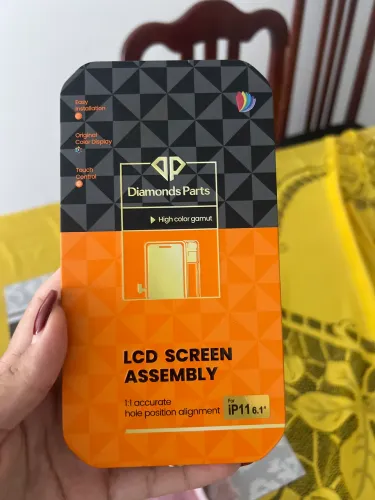 Tela de iPhone 11 Pro Max com trinco mas com id pra retirar a msg de tela trocada 