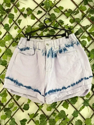 Short jeans lilás com efeito tie-dye azul