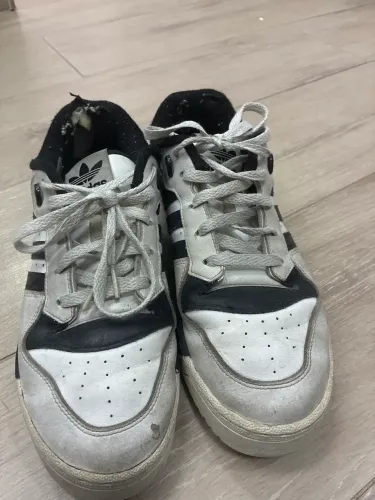 Tênis branco e preto casual Adidas usado
