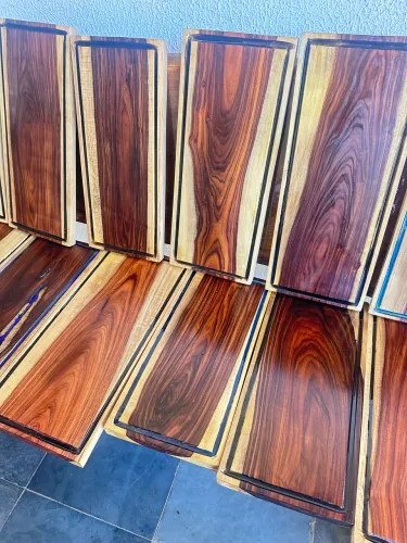 Tábua para churrasco com detalhes em resina epóxi 