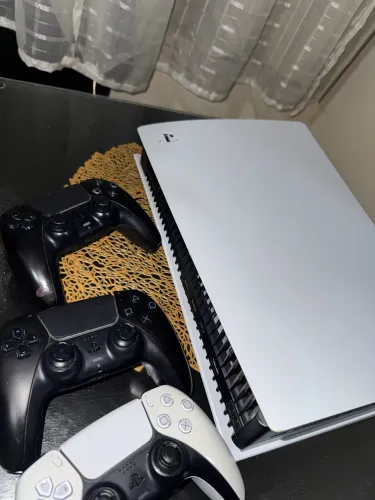 Ps5 com mídia física 3 controles (1 não pega)