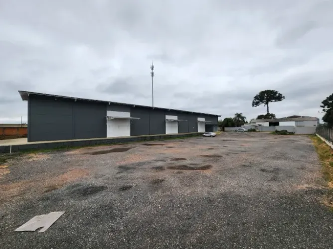 Barracão com Amplo Pátio