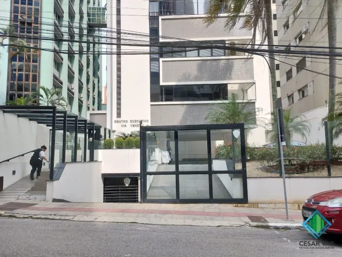 Sala comercial ampla no Centro de Florianópolis.